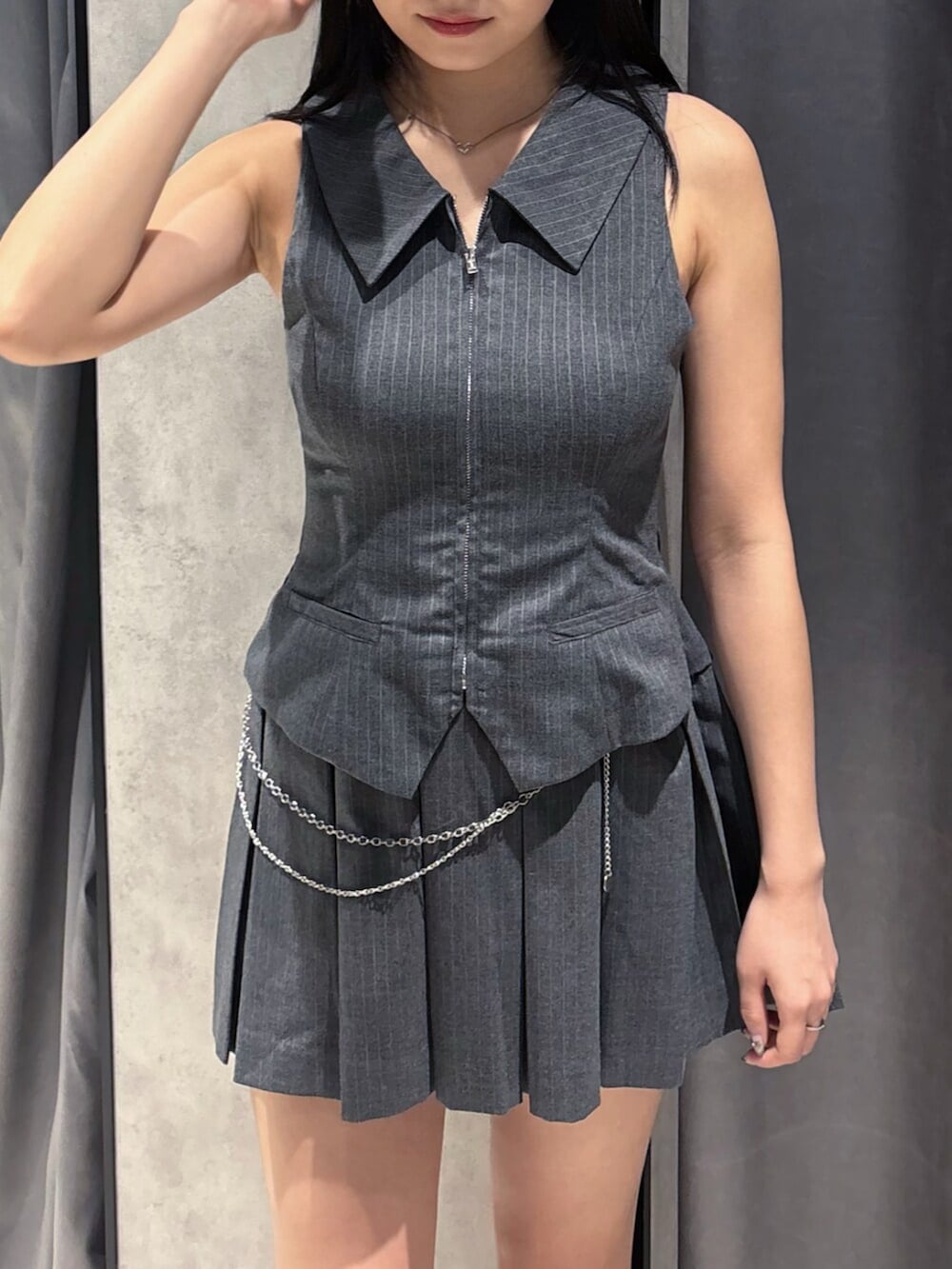 グレー系のワンピース、ホワイト系のサンダルを着用したレディースの春コーディネートの8枚目の写真