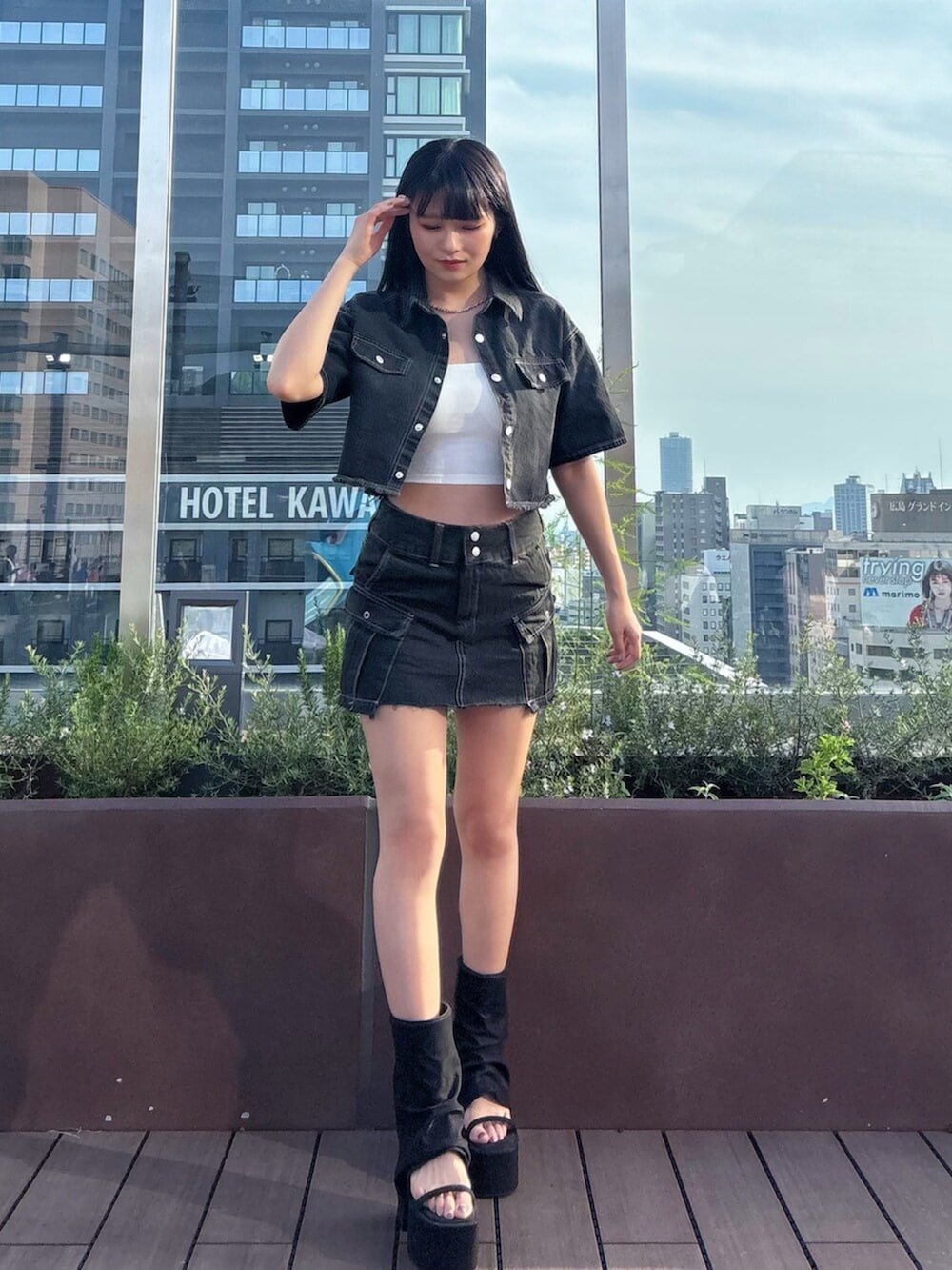 ホワイト系のTシャツ/カットソー、ブラック系のシャツ/ブラウス、ブラック系のスカートを着用したレディースの夏コーディネートの3枚目の写真