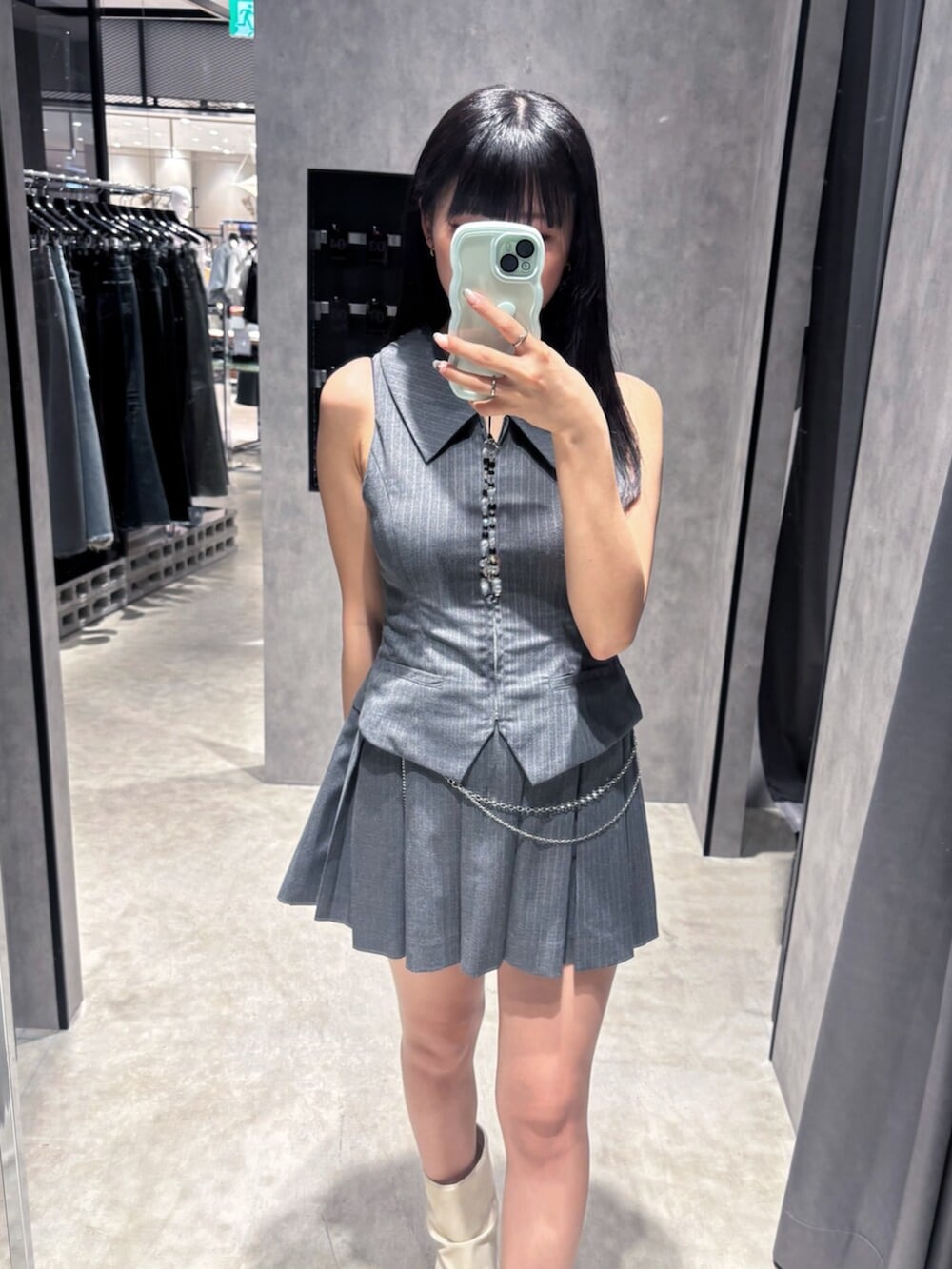 グレー系のワンピース、ホワイト系のサンダルを着用したレディースの春コーディネートの7枚目の写真