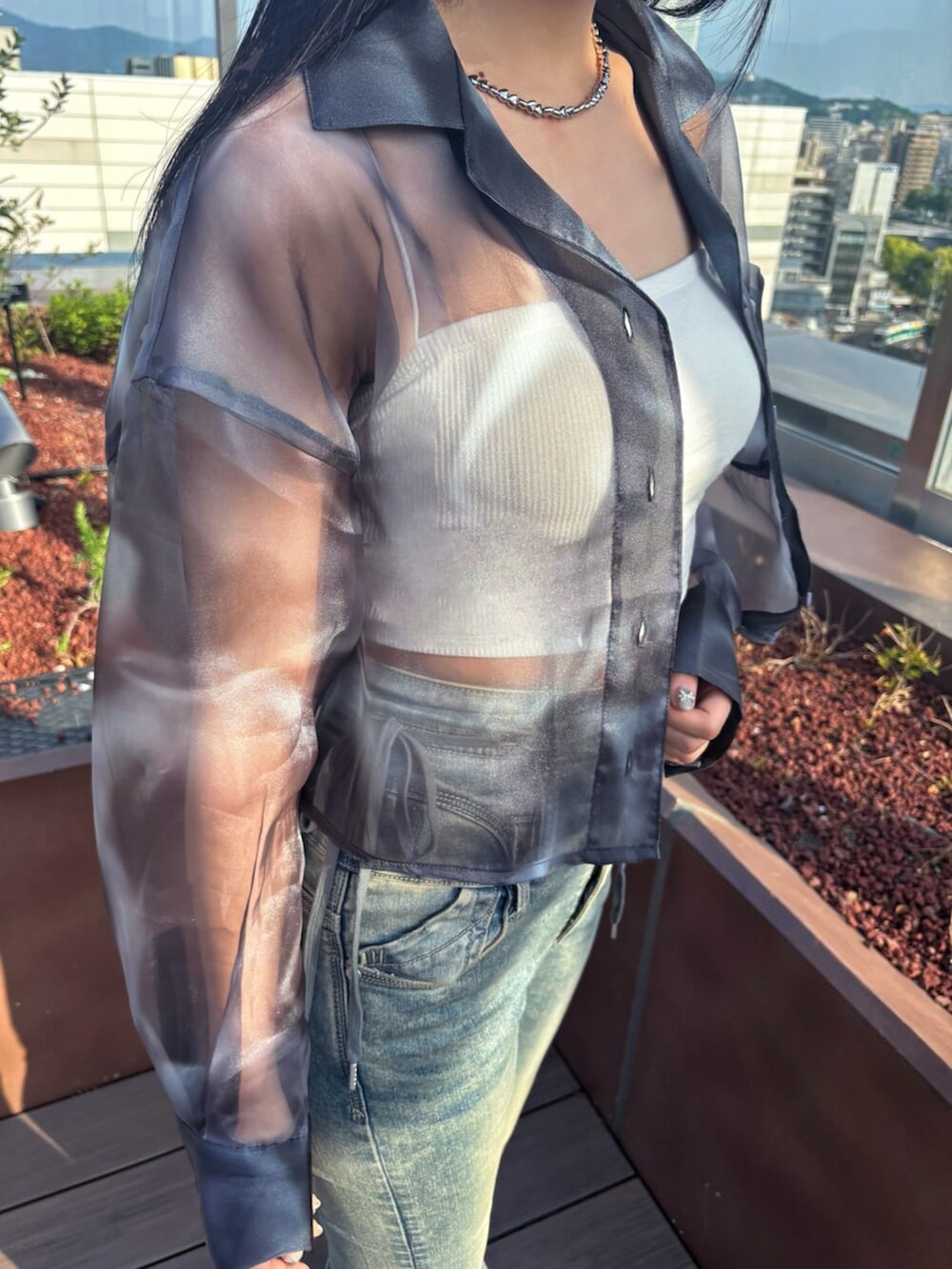 ブラック系のサンダル、ブルー系のシャツ/ブラウス、ホワイト系のTシャツ/カットソーを着用したレディースの春コーディネートの8枚目の写真