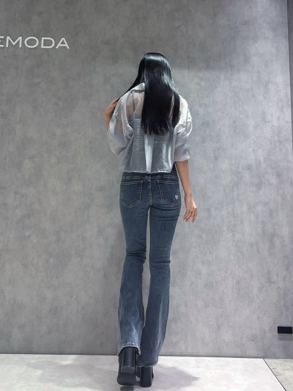 グレー系のシャツ/ブラウス、その他のキャミソール、ブルー系のデニムパンツを着用したレディースの春コーディネートの5枚目の写真
