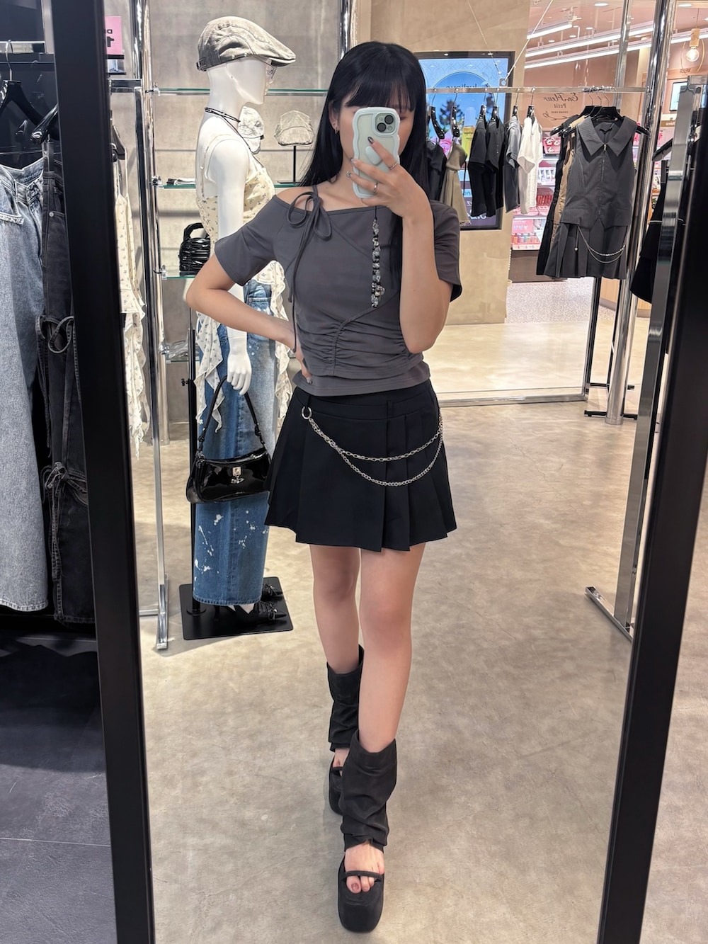 グレー系のTシャツ/カットソー、ブラック系のスカート、ブラック系のサンダルを着用したレディースの夏コーディネートの2枚目の写真