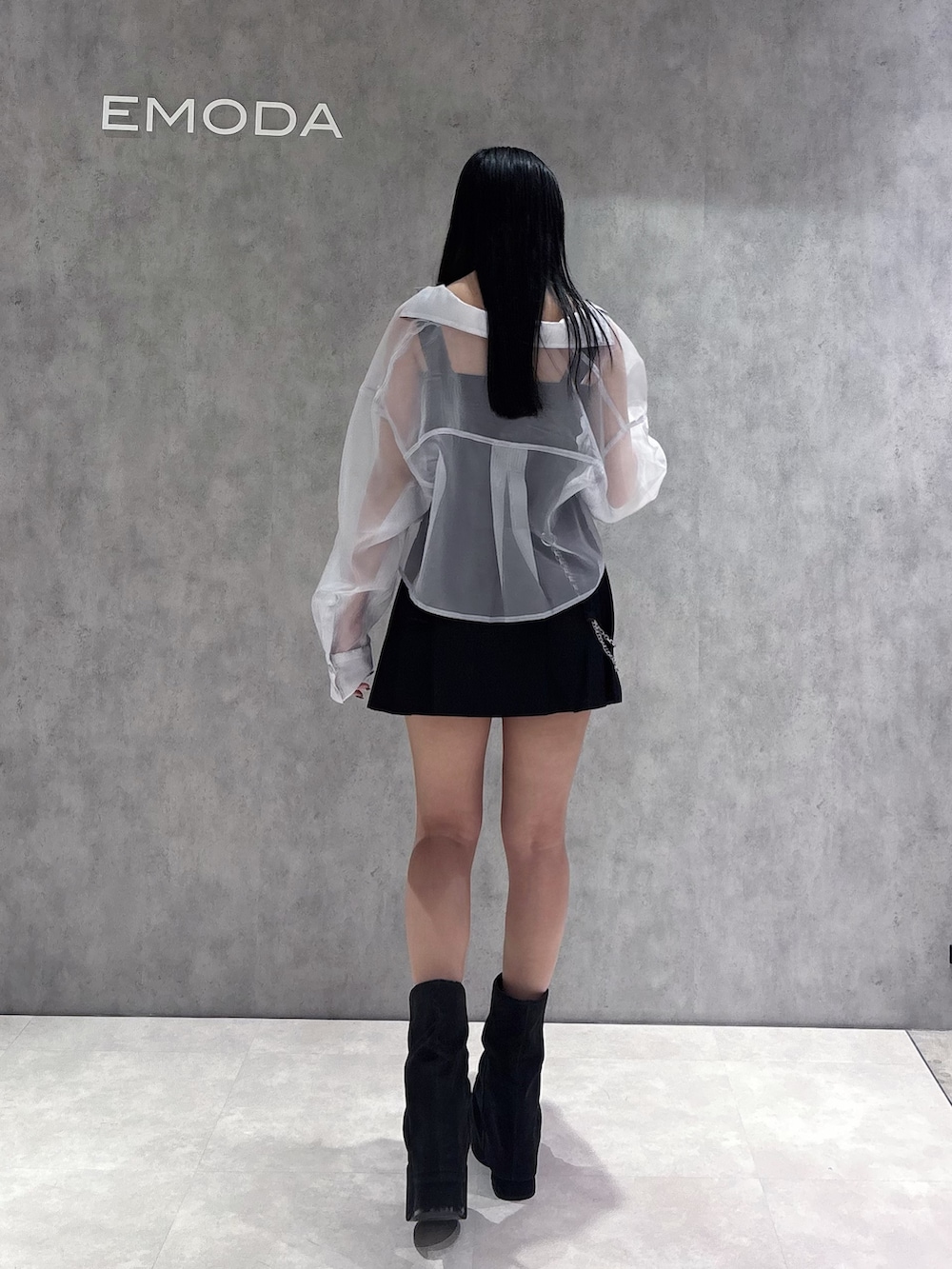 生塩和紗さんの「コルセットハングデニムサロペット（EMODA）」を使ったコーディネートの5枚目の写真