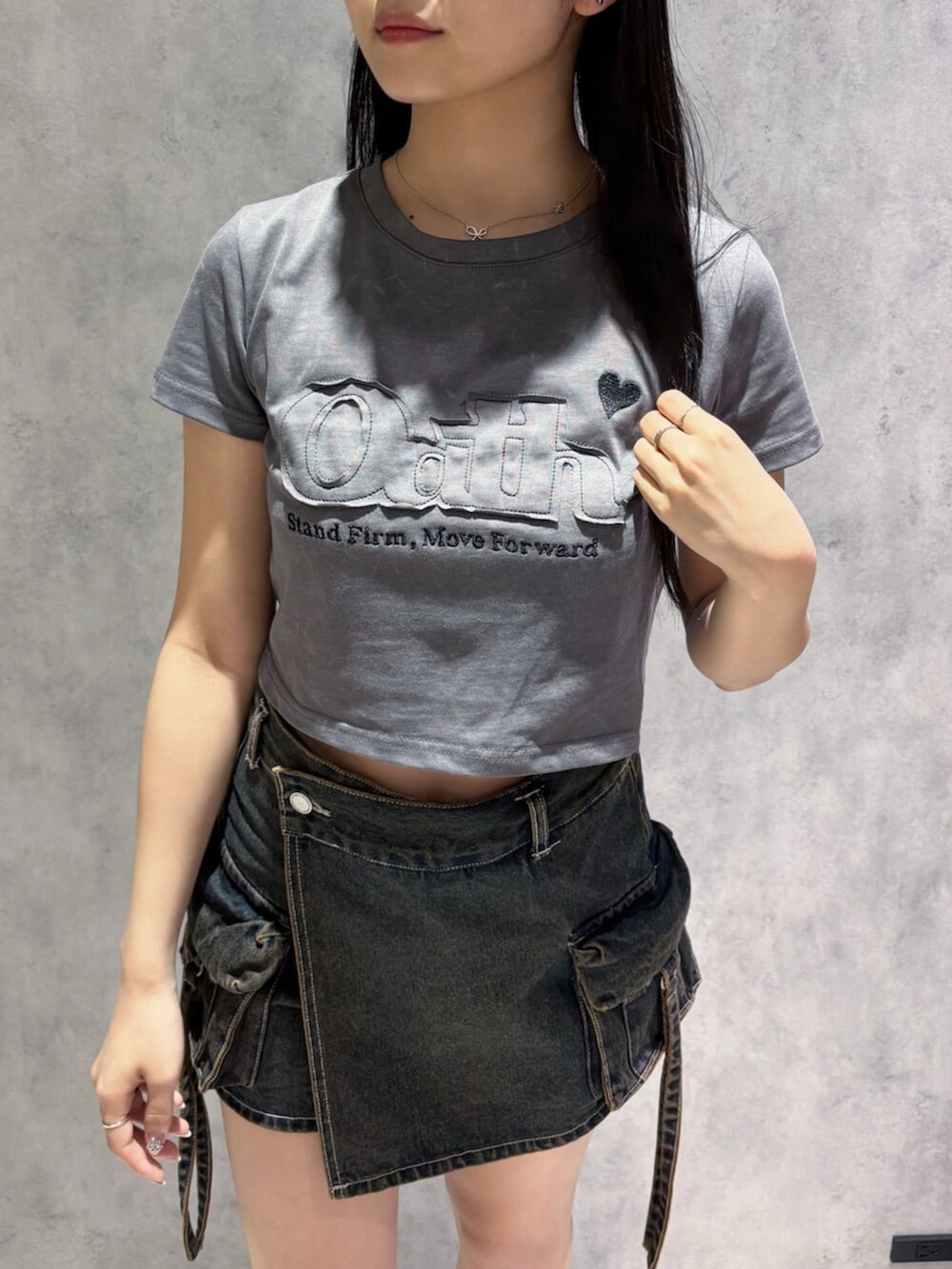 ブルー系のその他パンツ、ブラック系のサンダル、グレー系のTシャツ/カットソーを着用したレディースの夏コーディネートの7枚目の写真