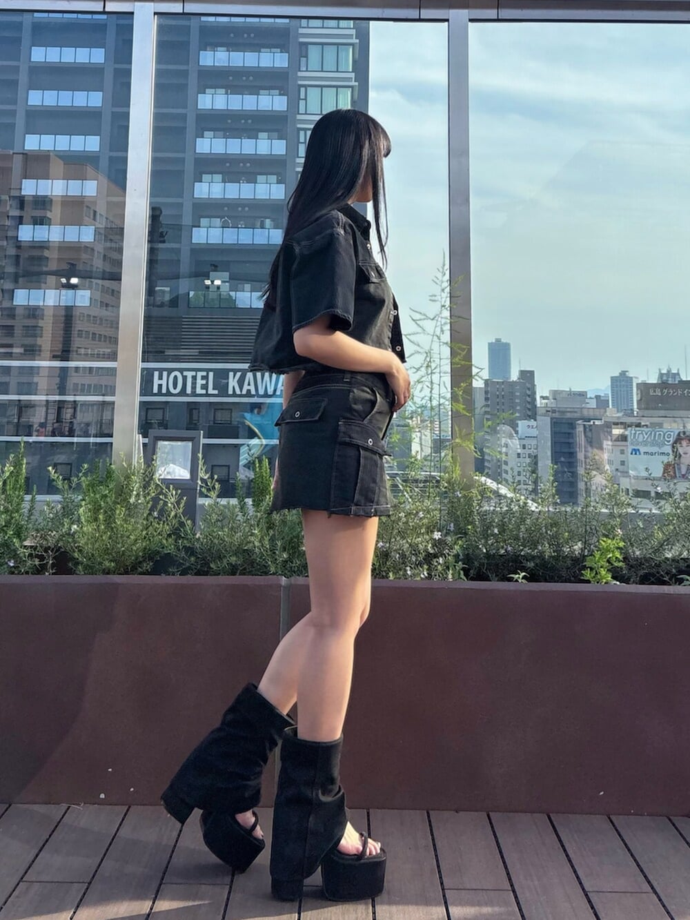 ホワイト系のTシャツ/カットソー、ブラック系のシャツ/ブラウス、ブラック系のスカートを着用したレディースの夏コーディネートの8枚目の写真