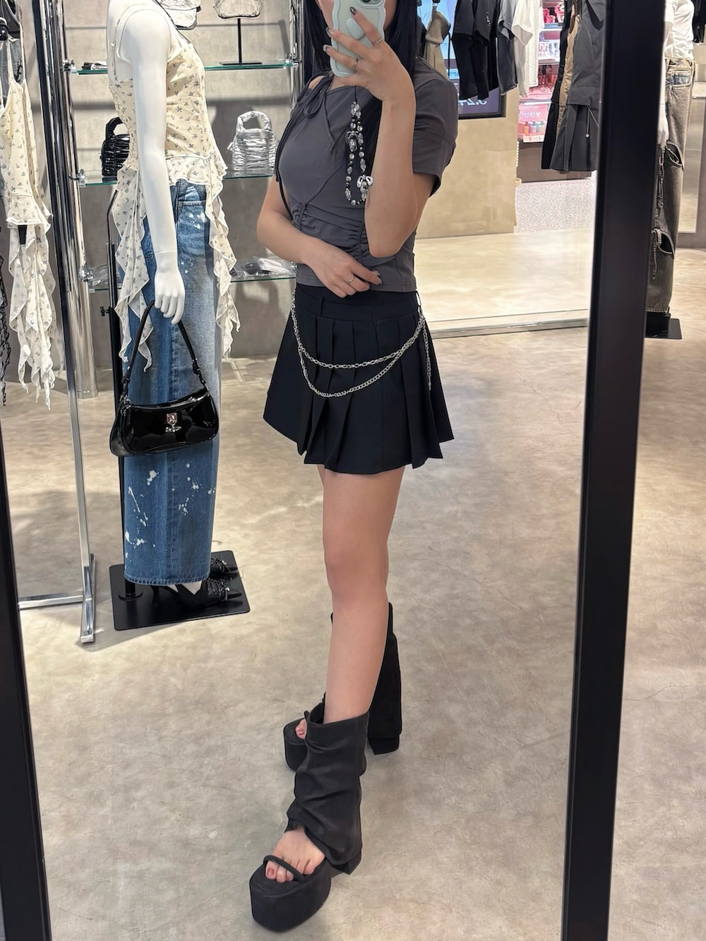 グレー系のTシャツ/カットソー、ブラック系のスカート、ブラック系のサンダルを着用したレディースの夏コーディネートの5枚目の写真