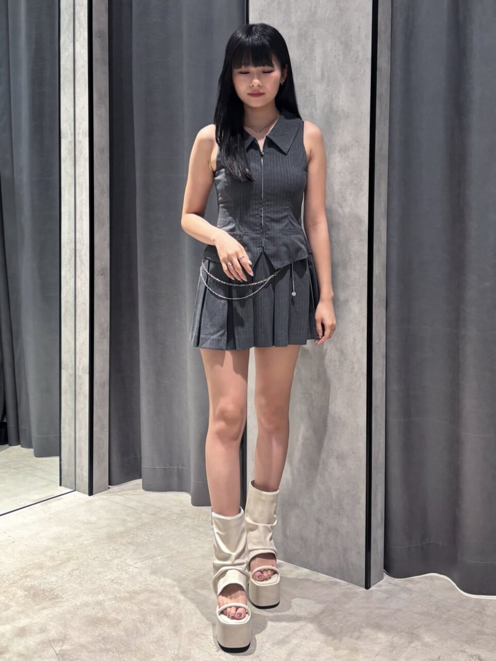 グレー系のワンピース、ホワイト系のサンダルを着用したレディースの春コーディネートの2枚目の写真