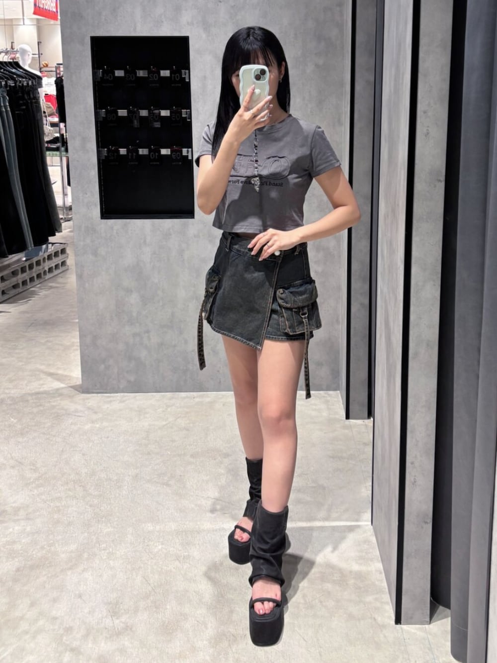 ブルー系のその他パンツ、ブラック系のサンダル、グレー系のTシャツ/カットソーを着用したレディースの夏コーディネートの3枚目の写真