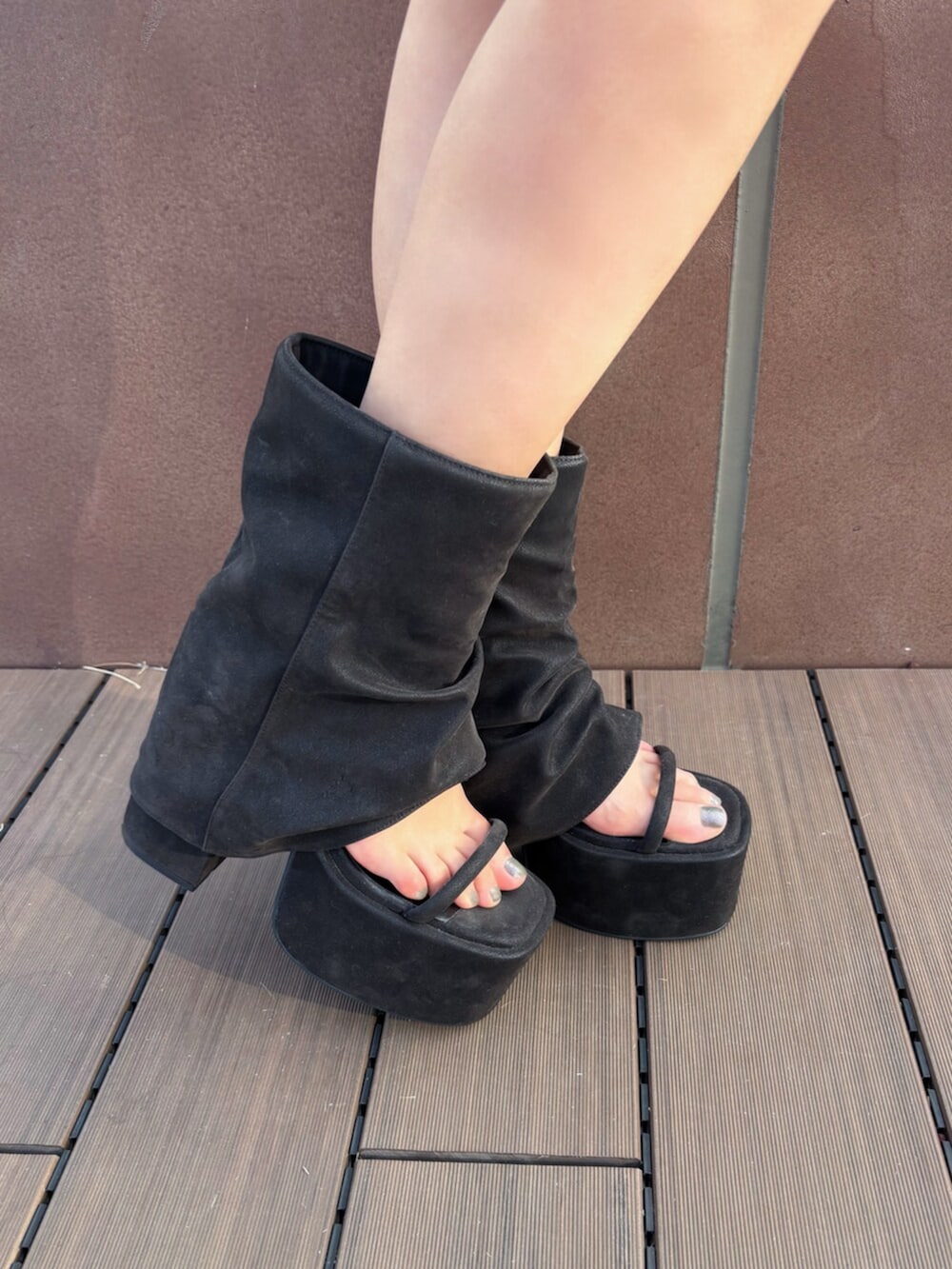 ホワイト系のTシャツ/カットソー、ブラック系のシャツ/ブラウス、ブラック系のスカートを着用したレディースの夏コーディネートの10枚目の写真