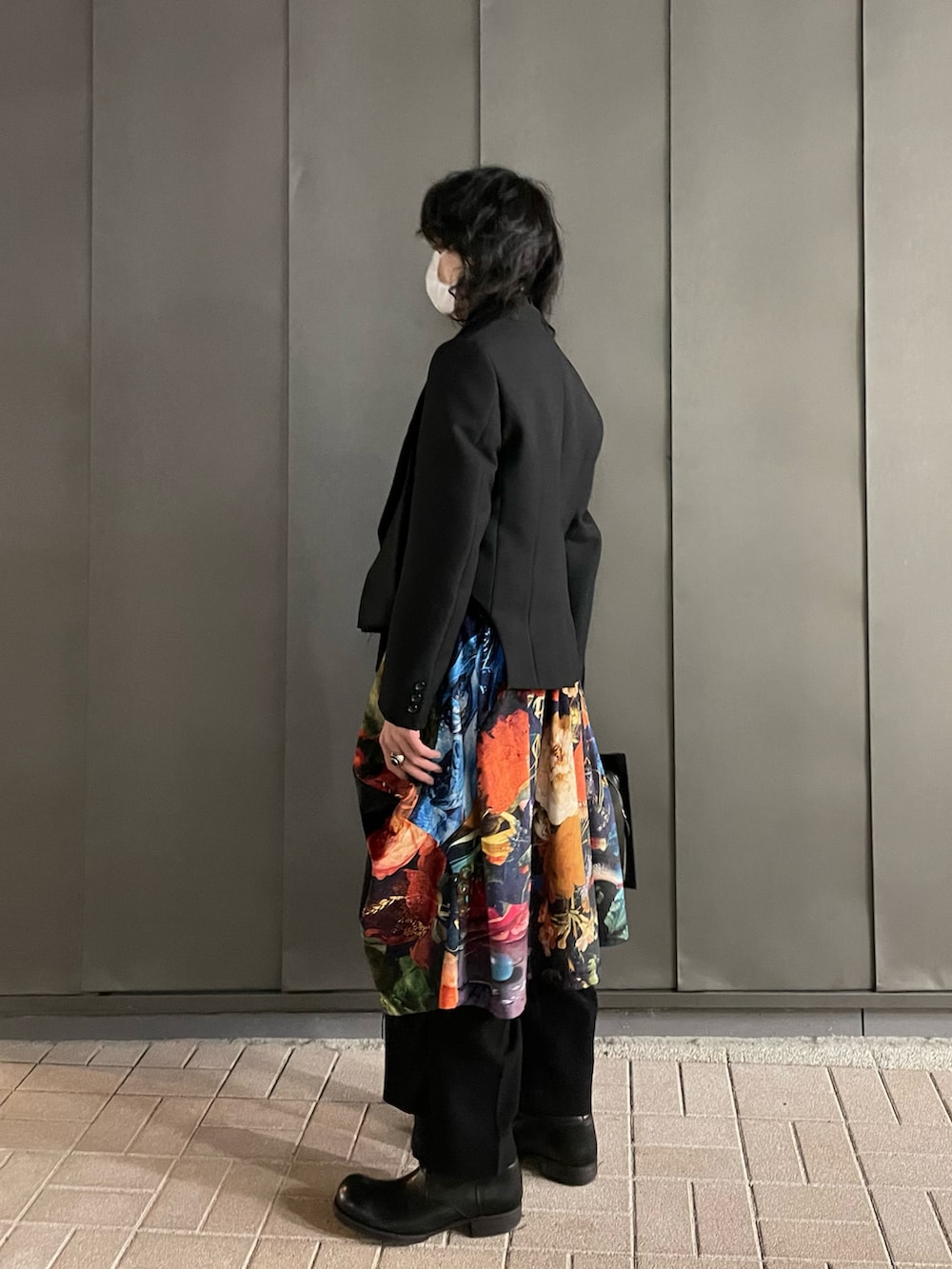 ブラック系のジャケット/アウター、ブラック系のネクタイ、ブルー系のシャツ/ブラウスを着用したメンズの春コーディネートの2枚目の写真