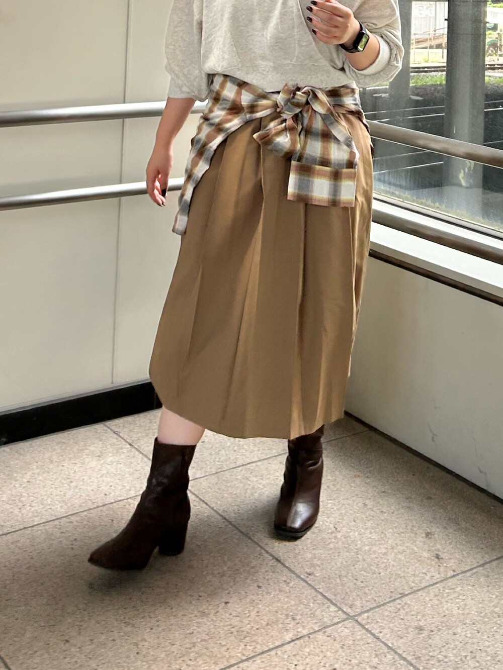 イエロー系のスカート、オレンジ系のシャツ/ブラウス、グレー系のスウェットを着用したレディースの秋コーディネートの4枚目の写真