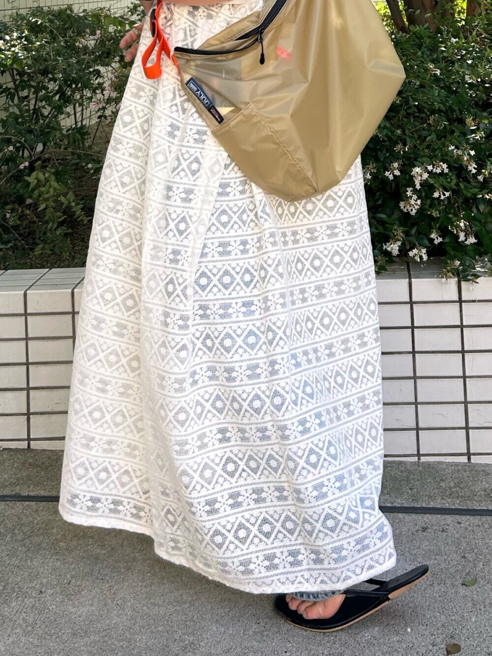 ホワイト系のワンピース、ベージュ系のショルダーバッグを着用したレディースの夏コーディネートの6枚目の写真