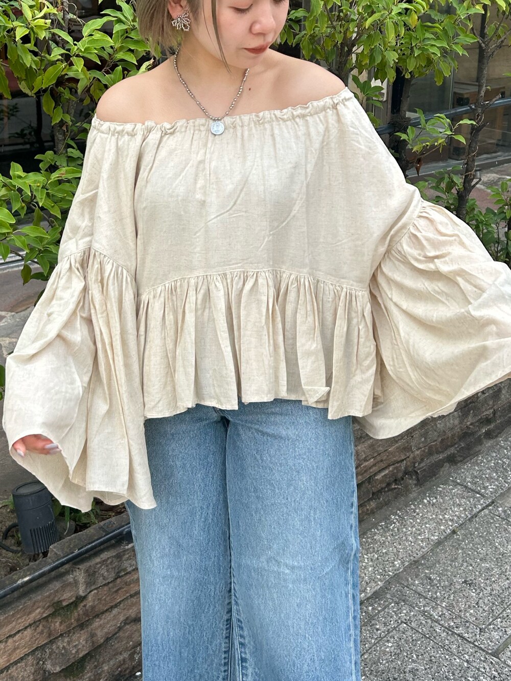 ホワイト系のシャツ/ブラウス、ブルー系のデニムパンツを着用したレディースの夏コーディネートの7枚目の写真