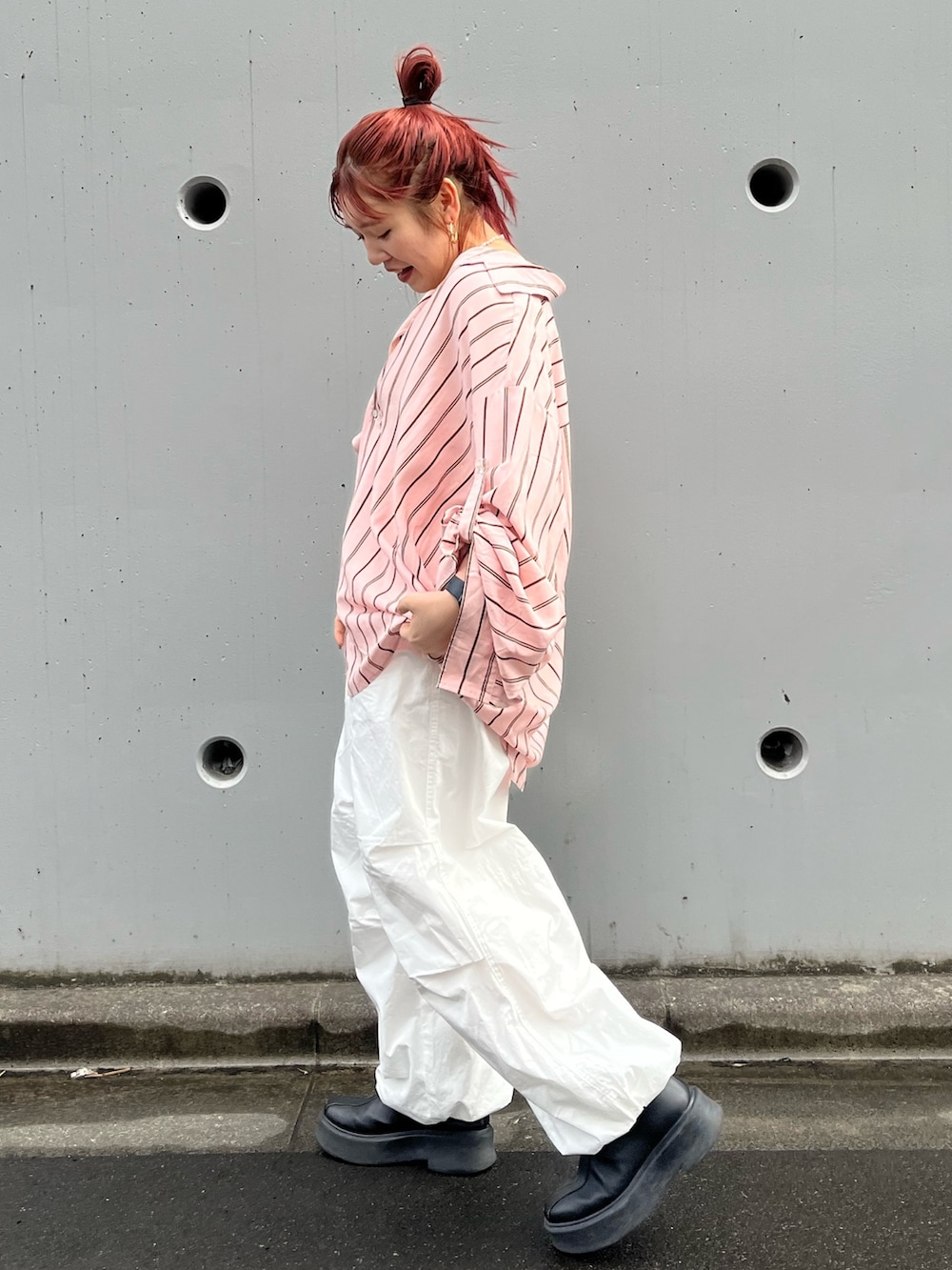 ピンク系のシャツ/ブラウス、ホワイト系のその他パンツ、ホワイト系のキャミソールを着用したレディースの冬コーディネートの3枚目の写真