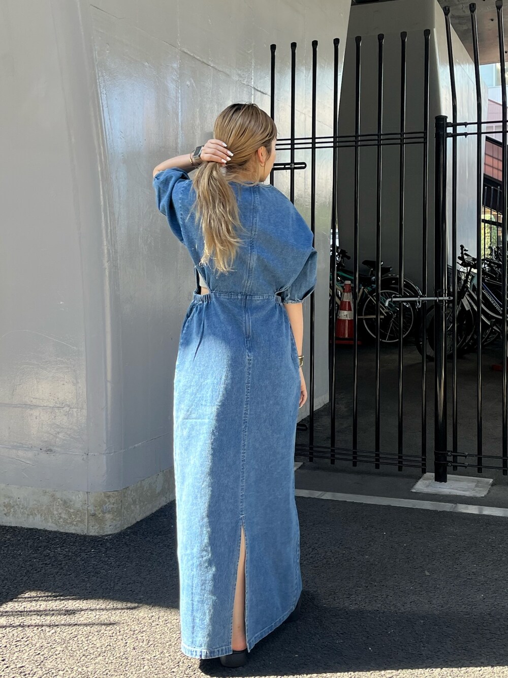 ブルー系のワンピース、ゴールド系のネックレスを着用したレディースの夏コーディネートの5枚目の写真