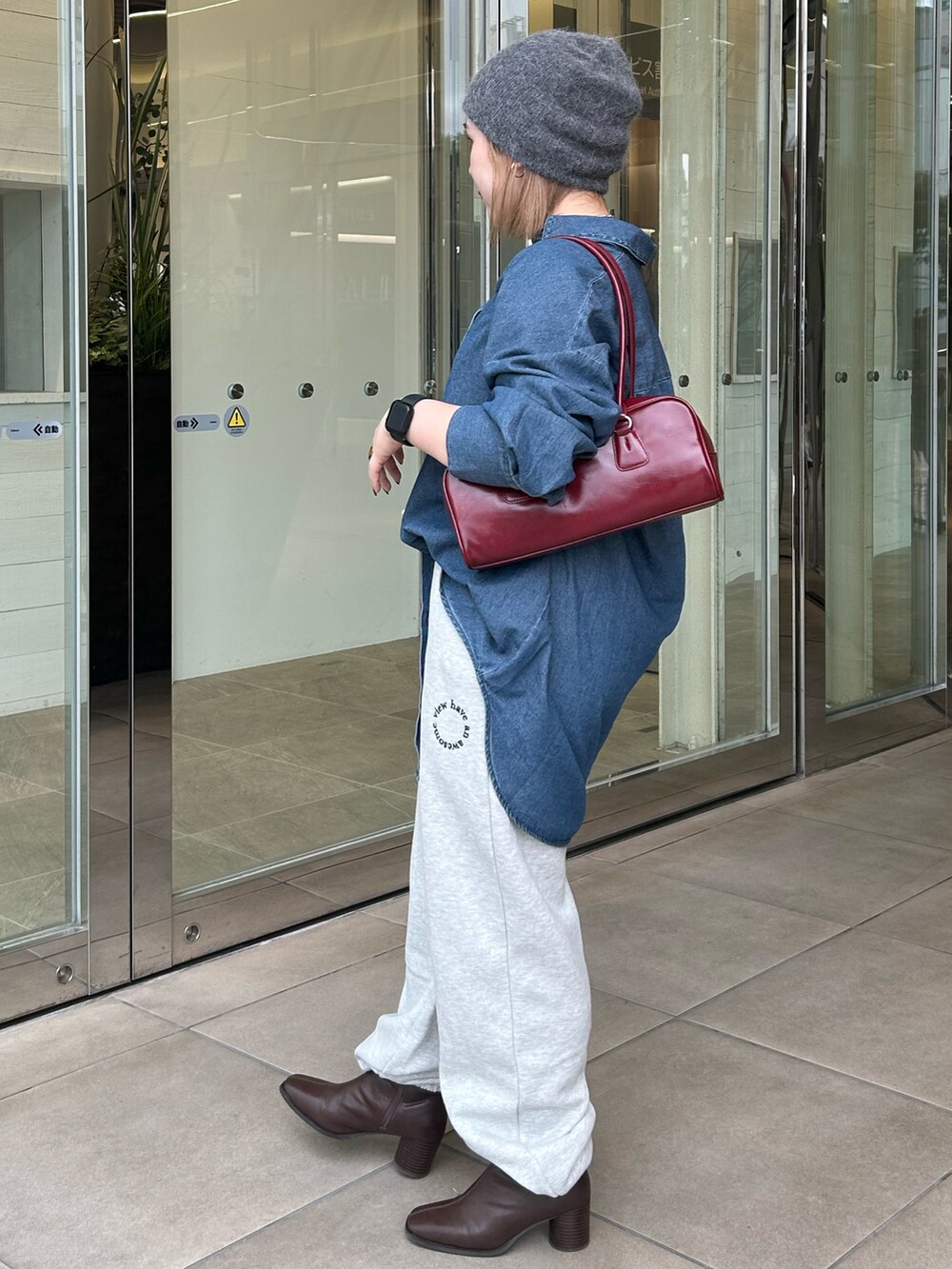 その他のシャツ/ブラウス、グレー系のスウェットパンツ、レッド系のハンドバッグを着用したレディースの秋コーディネートの2枚目の写真