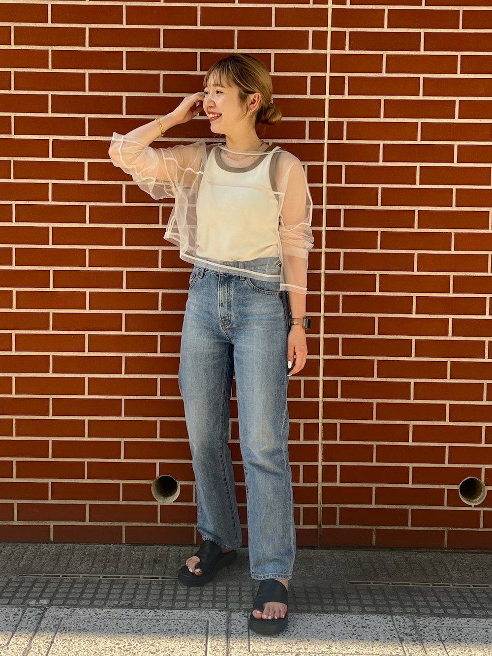 ブルー系のデニムパンツ、ホワイト系のTシャツ/カットソー、ホワイト系のTシャツ/カットソーを着用したレディースの夏コーディネートの3枚目の写真