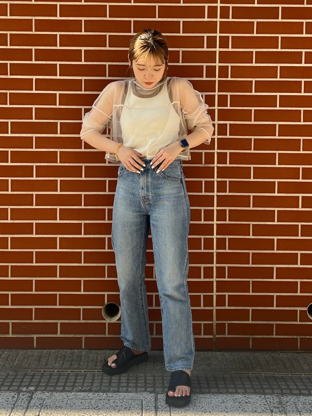 ブルー系のデニムパンツ、ホワイト系のTシャツ/カットソー、ホワイト系のTシャツ/カットソーを着用したレディースの夏コーディネートの2枚目の写真