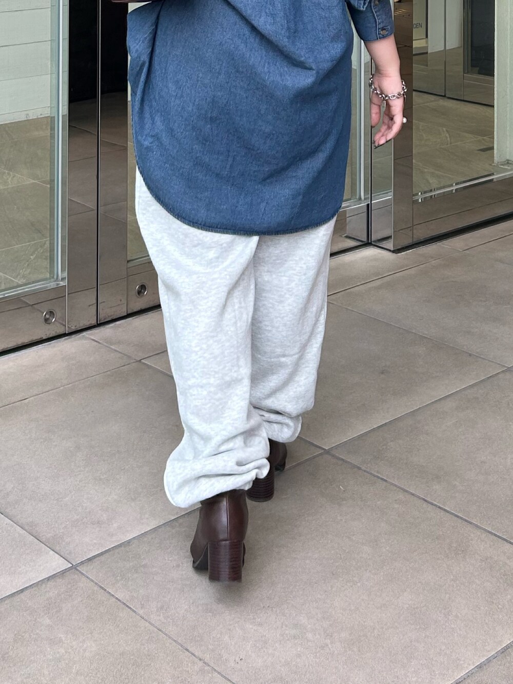 その他のシャツ/ブラウス、グレー系のスウェットパンツ、レッド系のハンドバッグを着用したレディースの秋コーディネートの7枚目の写真