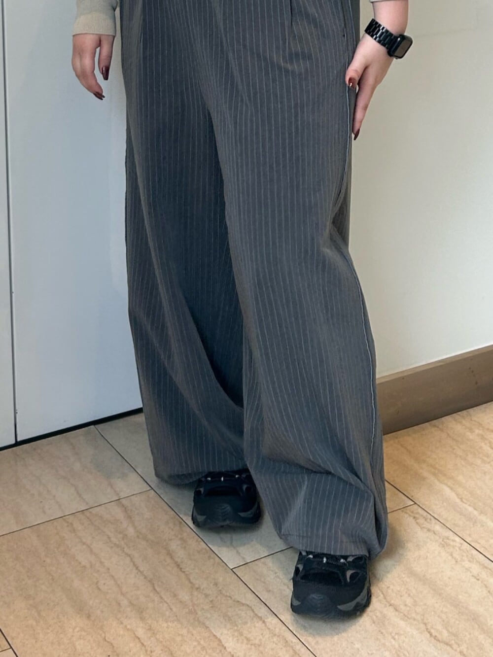 グレー系のその他パンツ、イエロー系のニット/セーターを着用したレディースの冬コーディネートの4枚目の写真