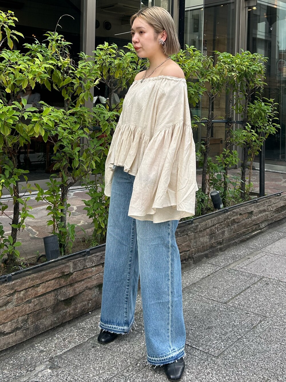 ホワイト系のシャツ/ブラウス、ブルー系のデニムパンツを着用したレディースの夏コーディネートの2枚目の写真