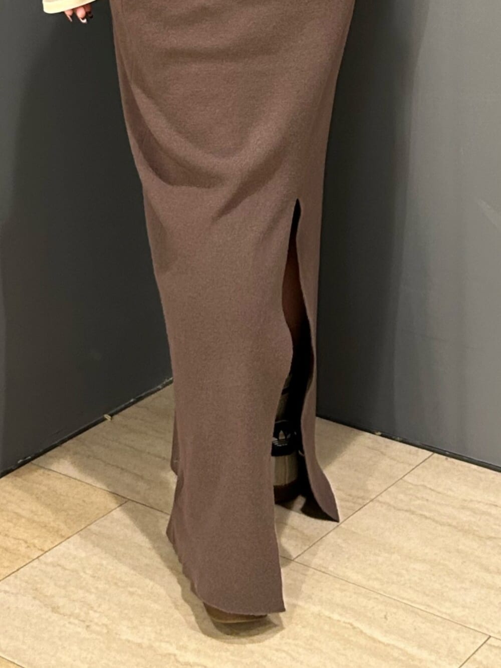 ブラウン系のワンピースを着用したレディースの冬コーディネートの6枚目の写真