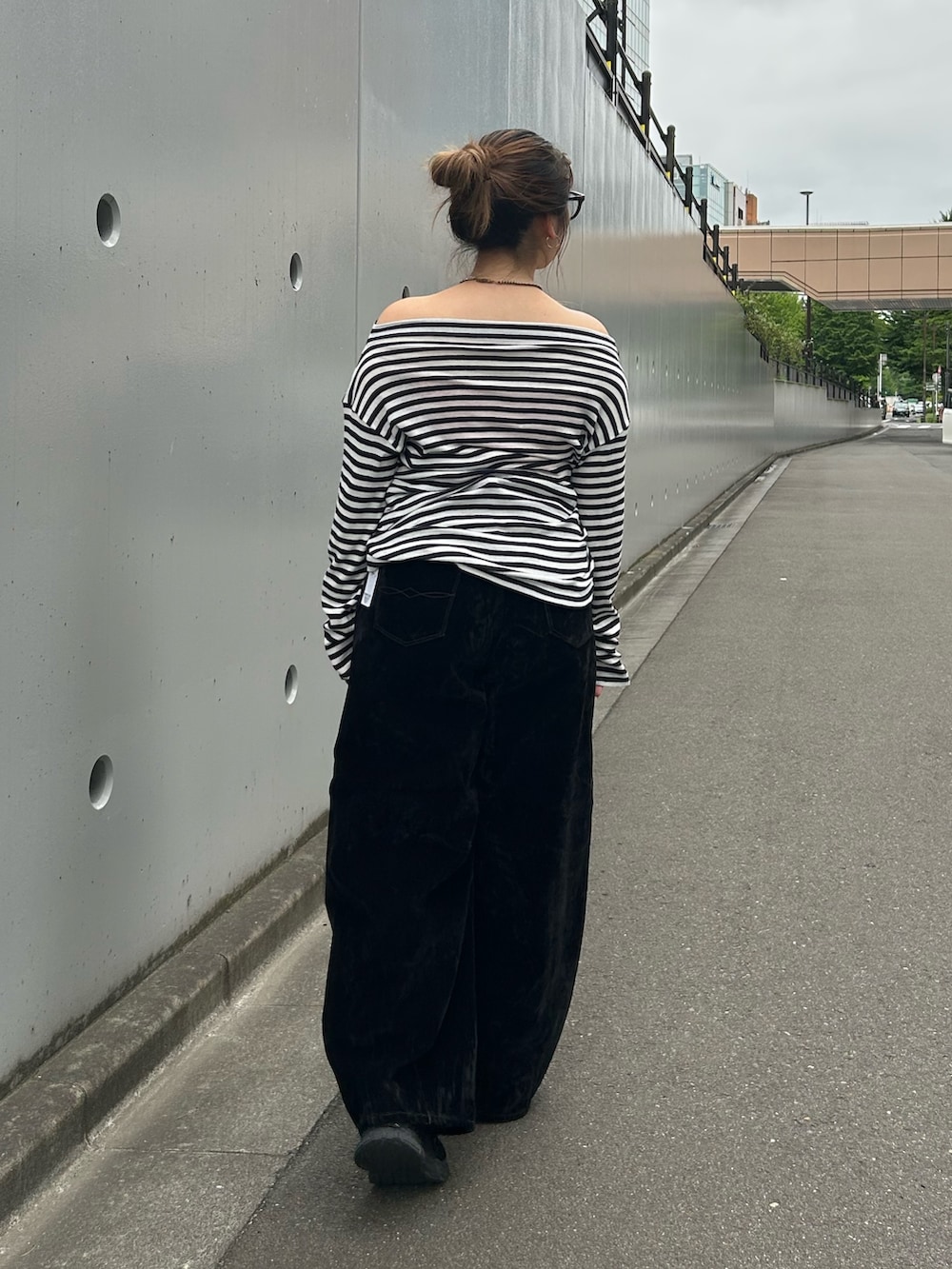 その他のTシャツ/カットソー、ブラック系のデニムパンツを着用したレディースの秋コーディネートの3枚目の写真