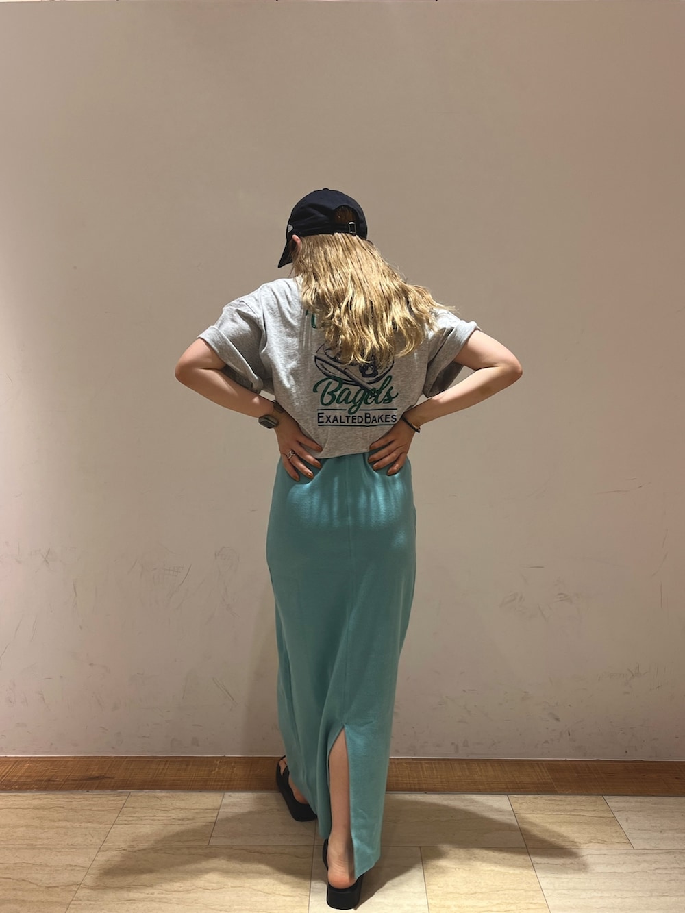 ブルー系のワンピース、グレー系のTシャツ/カットソーを着用したレディースの夏コーディネートの2枚目の写真