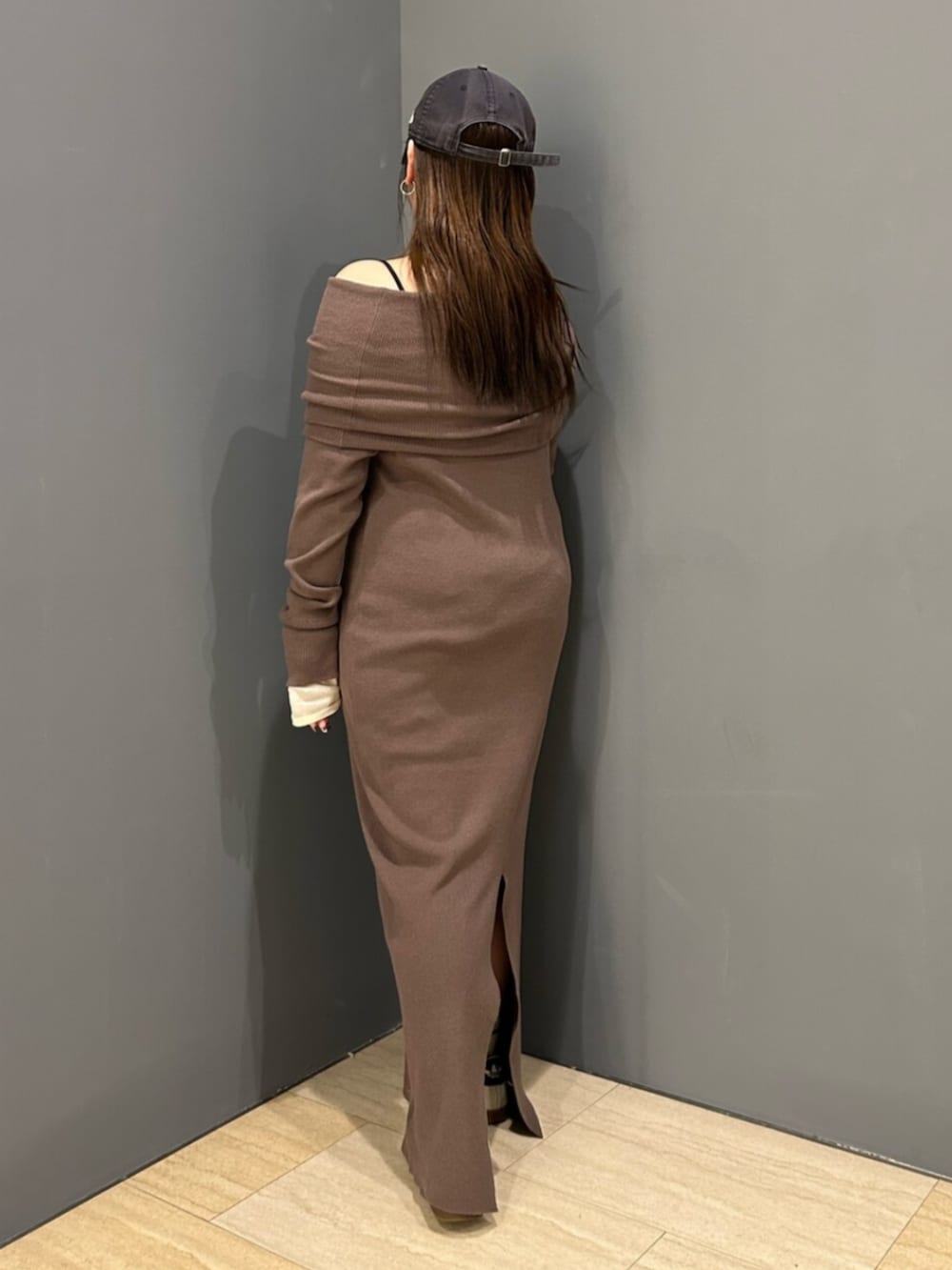 ブラウン系のワンピースを着用したレディースの冬コーディネートの3枚目の写真