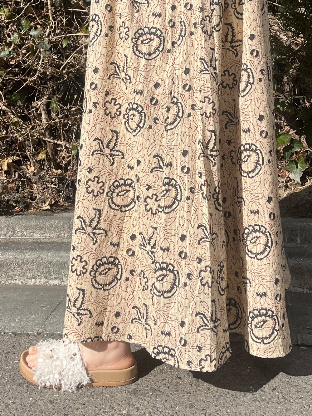 その他のワンピース、ホワイト系のサンダル、レッド系のネックレスを着用したレディースの冬コーディネートの8枚目の写真