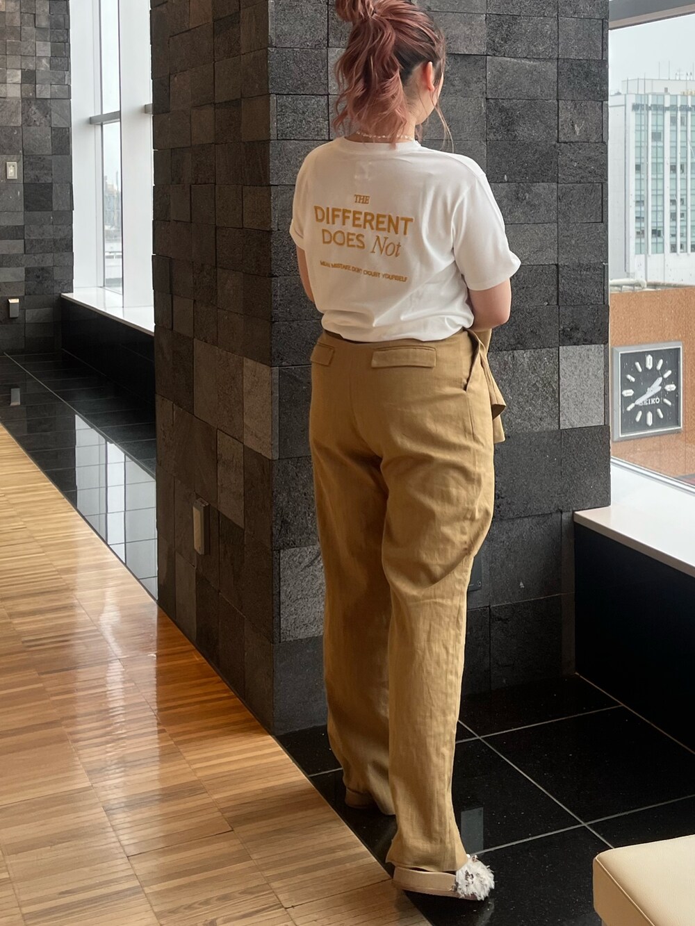 ホワイト系のTシャツ/カットソー、ベージュ系のテーラードジャケット、ベージュ系のその他パンツを着用したレディースの春コーディネートの4枚目の写真