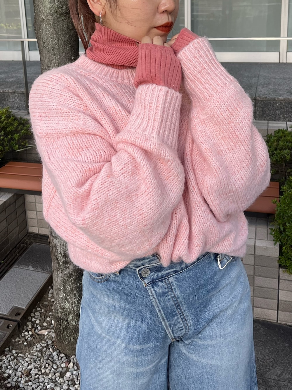 ブルー系のデニムパンツ、ピンク系のニット/セーター、ピンク系のニット/セーターを着用したレディースの秋コーディネートの5枚目の写真