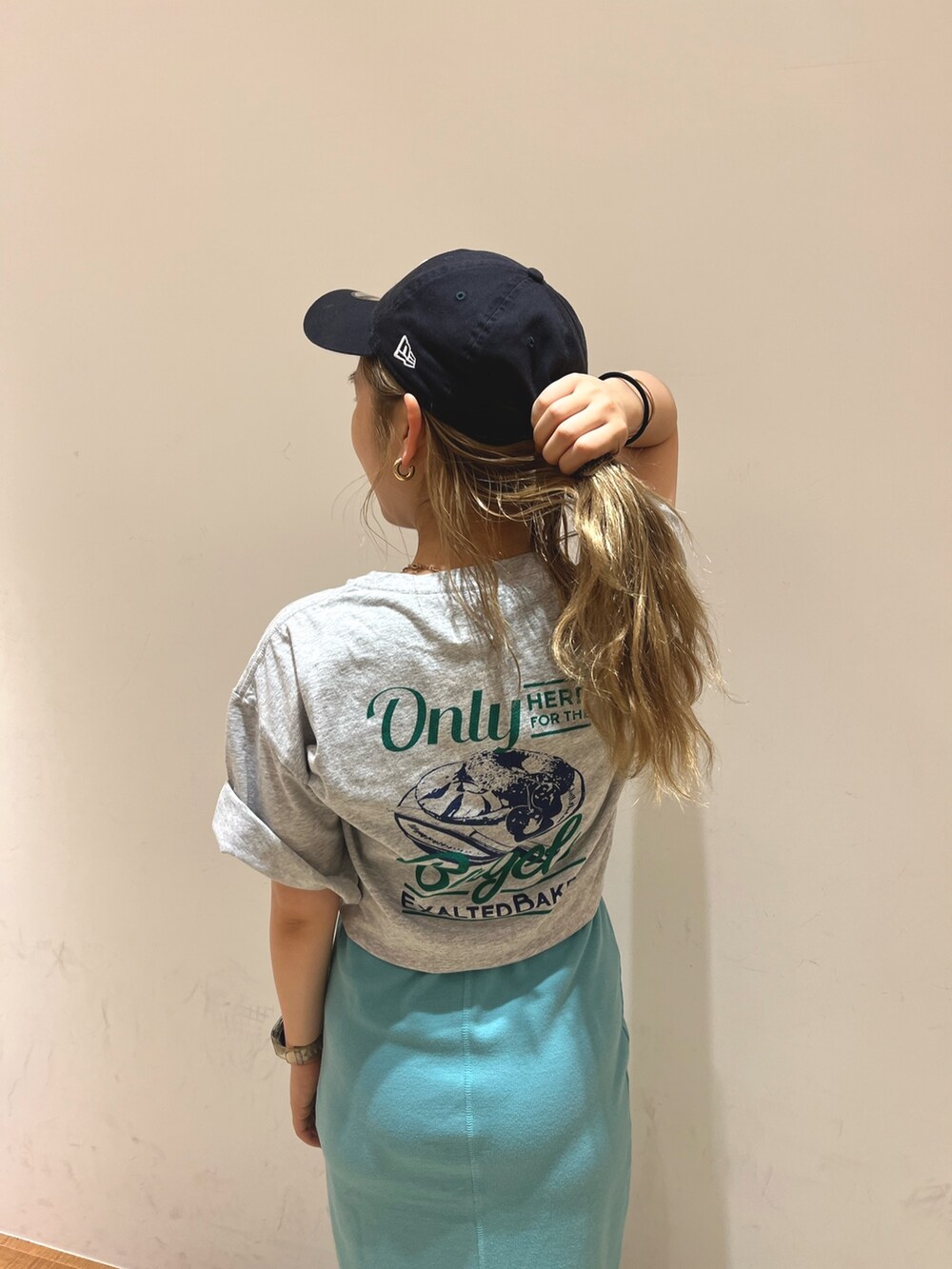 ブルー系のワンピース、グレー系のTシャツ/カットソーを着用したレディースの夏コーディネートの3枚目の写真