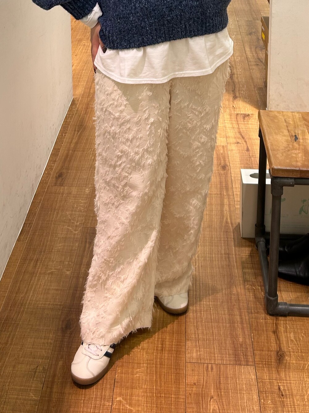 ホワイト系のその他パンツ、ブルー系のニット/セーター、ホワイト系のTシャツ/カットソーを着用したレディースの秋コーディネートの3枚目の写真