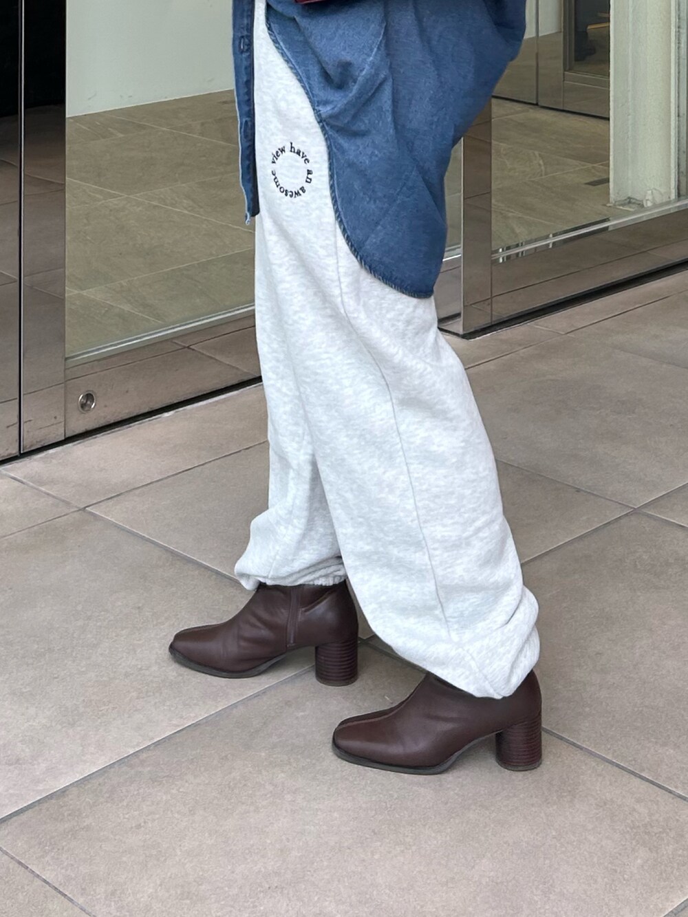 その他のシャツ/ブラウス、グレー系のスウェットパンツ、レッド系のハンドバッグを着用したレディースの秋コーディネートの6枚目の写真