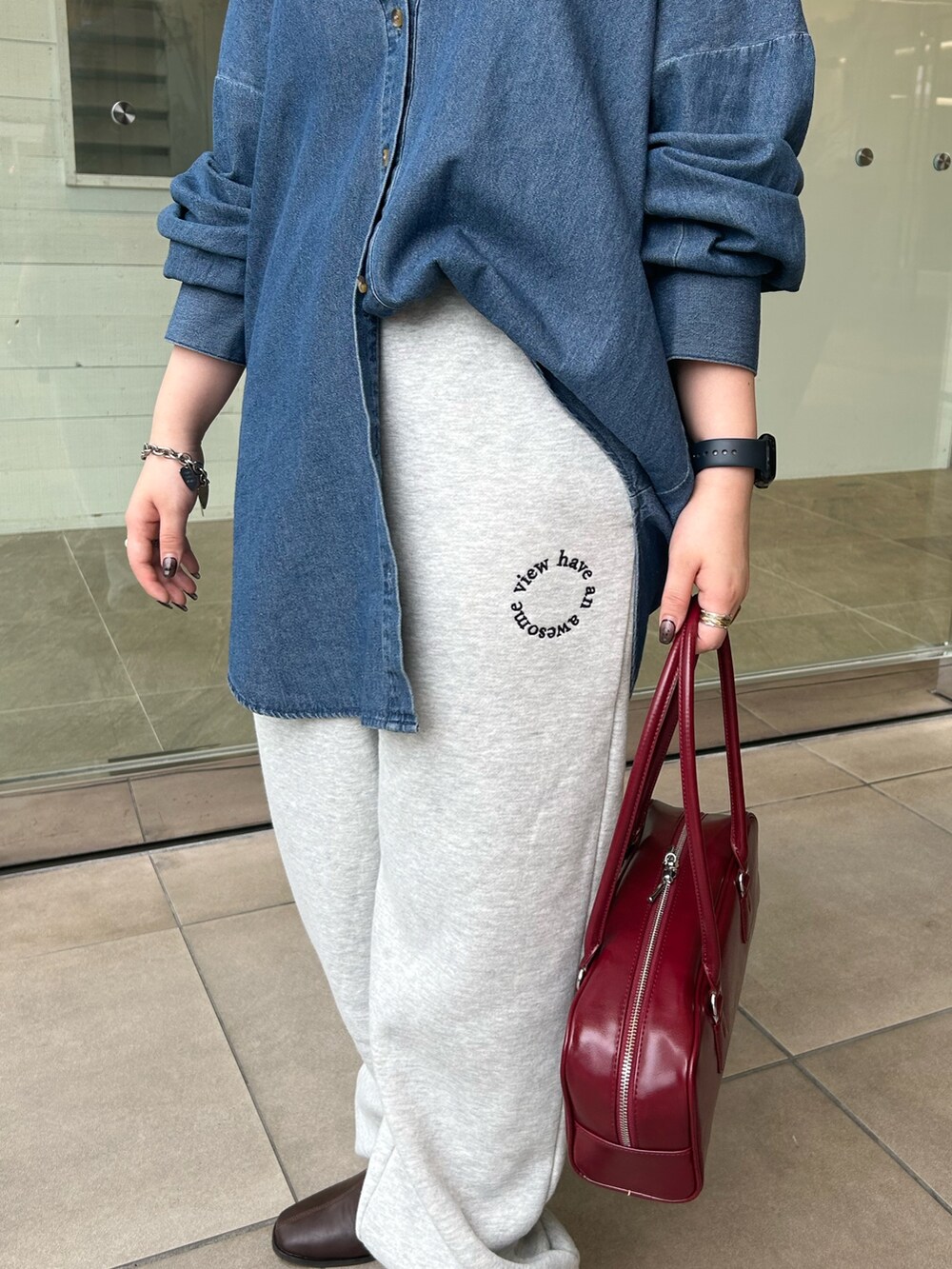 その他のシャツ/ブラウス、グレー系のスウェットパンツ、レッド系のハンドバッグを着用したレディースの秋コーディネートの4枚目の写真