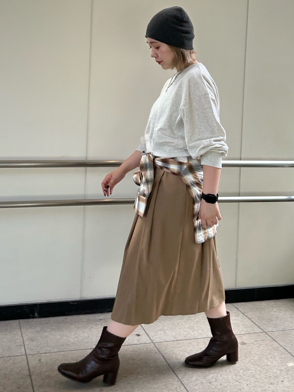 イエロー系のスカート、オレンジ系のシャツ/ブラウス、グレー系のスウェットを着用したレディースの秋コーディネートの2枚目の写真