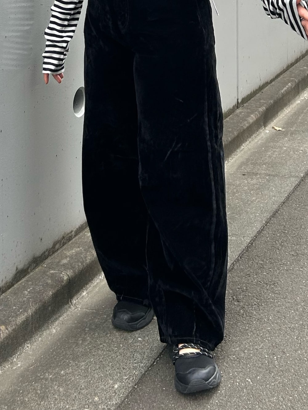 その他のTシャツ/カットソー、ブラック系のデニムパンツを着用したレディースの秋コーディネートの4枚目の写真