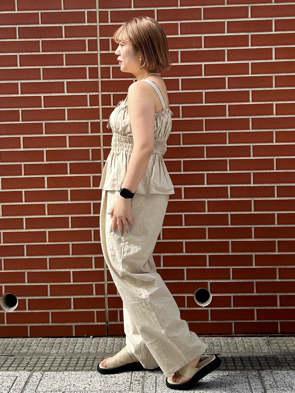 ホワイト系のキャミソール、ホワイト系のその他パンツを着用したレディースの夏コーディネートの2枚目の写真