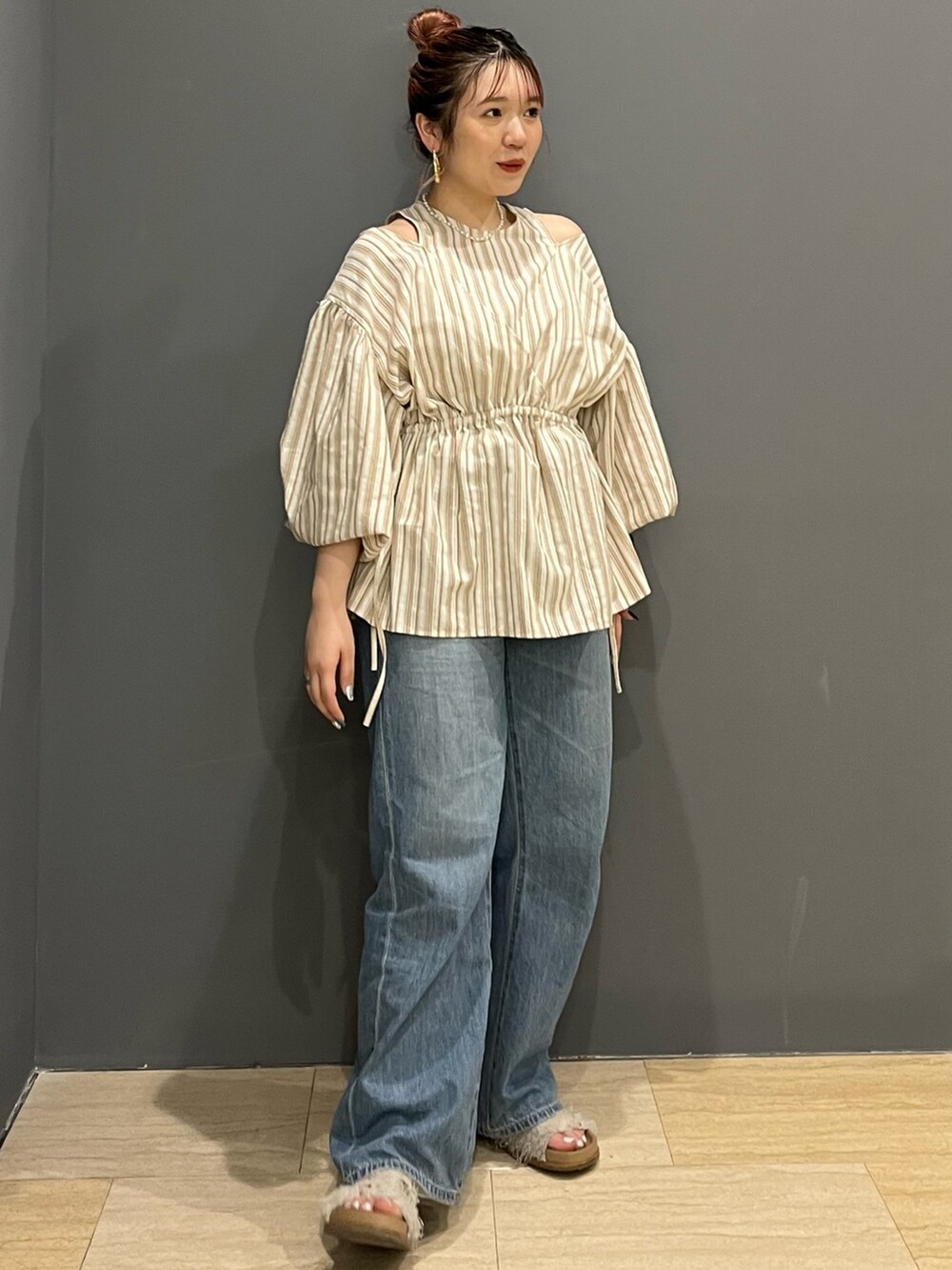 その他のシャツ/ブラウス、ブルー系のデニムパンツ、ホワイト系のサンダルを着用したレディースの春コーディネートの2枚目の写真