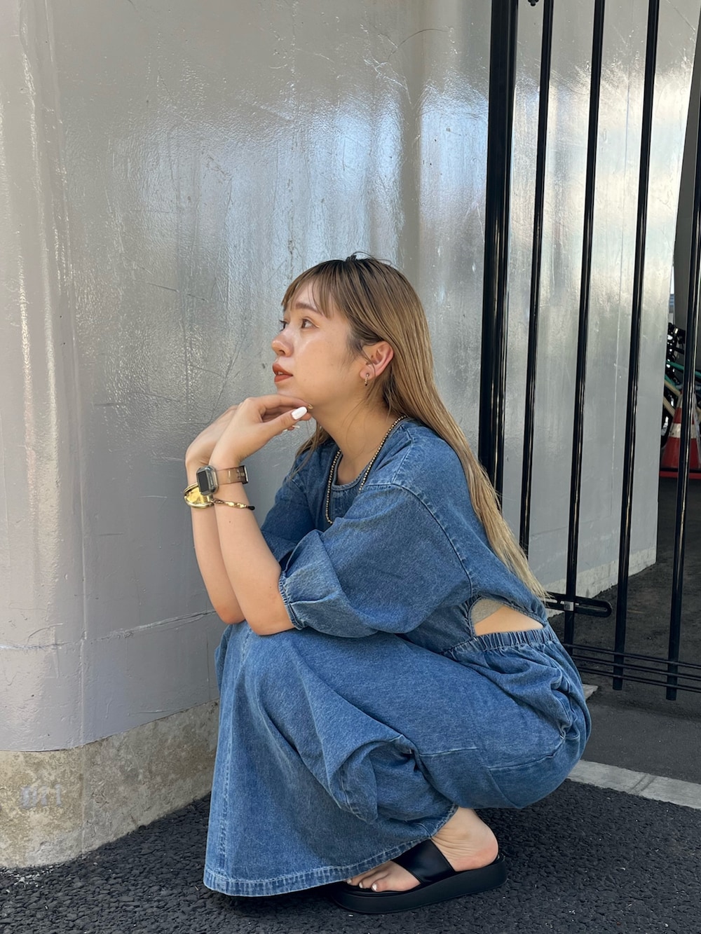 ブルー系のワンピース、ゴールド系のネックレスを着用したレディースの夏コーディネートの6枚目の写真