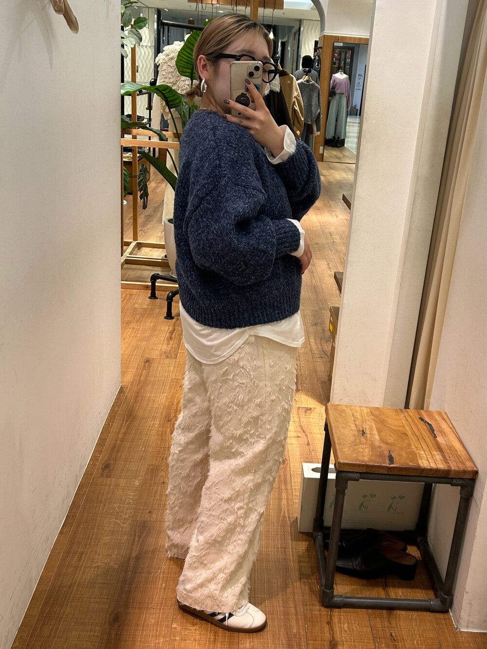 ホワイト系のその他パンツ、ブルー系のニット/セーター、ホワイト系のTシャツ/カットソーを着用したレディースの秋コーディネートの2枚目の写真