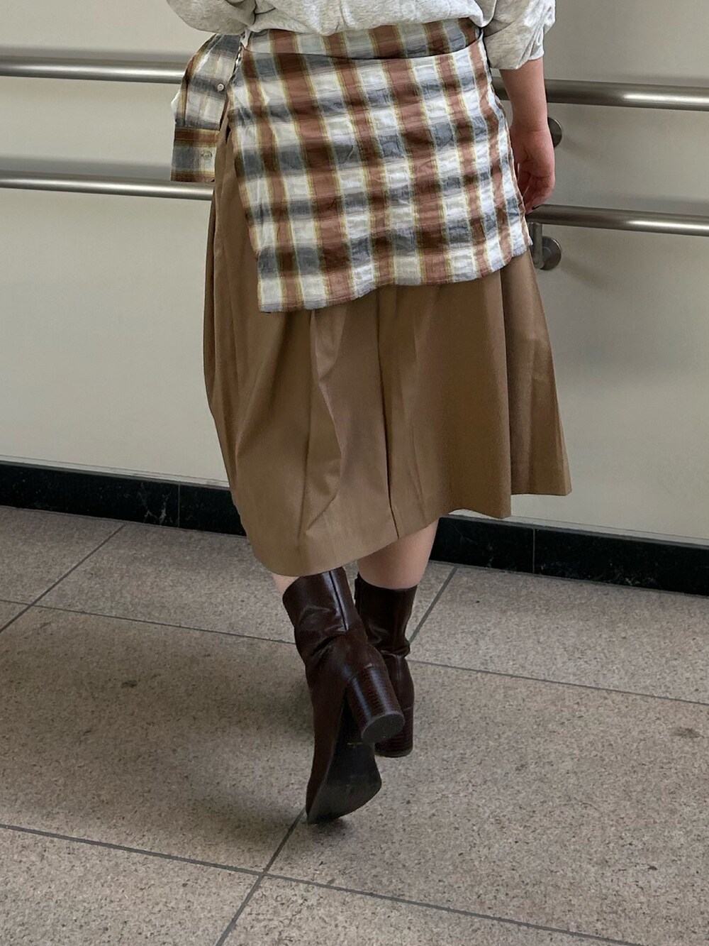 イエロー系のスカート、オレンジ系のシャツ/ブラウス、グレー系のスウェットを着用したレディースの秋コーディネートの6枚目の写真