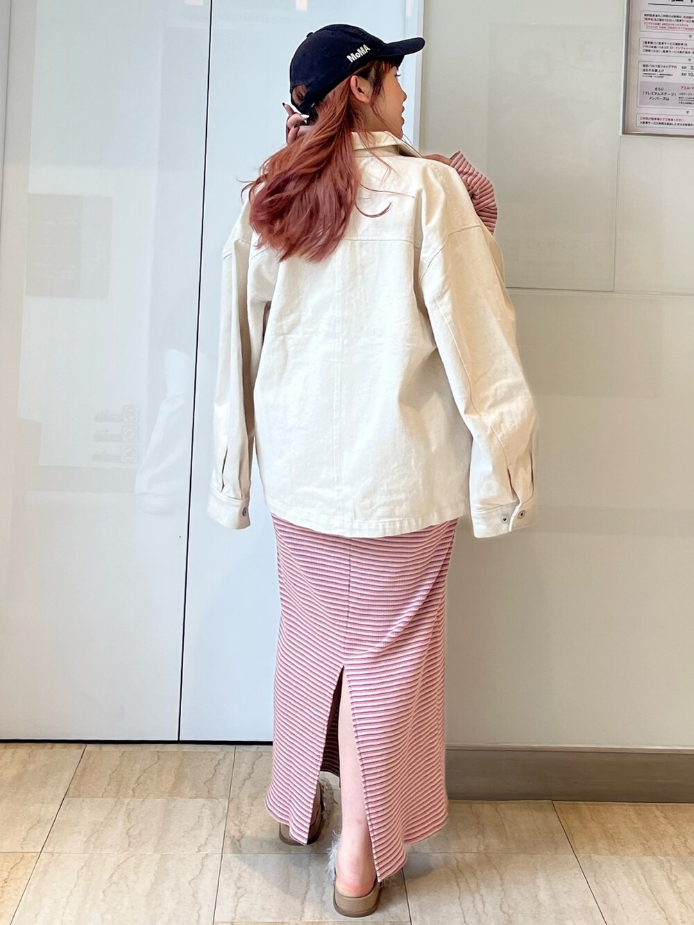 ホワイト系のブルゾン、ピンク系のワンピース、ホワイト系のサンダルを着用したレディースの春コーディネートの4枚目の写真