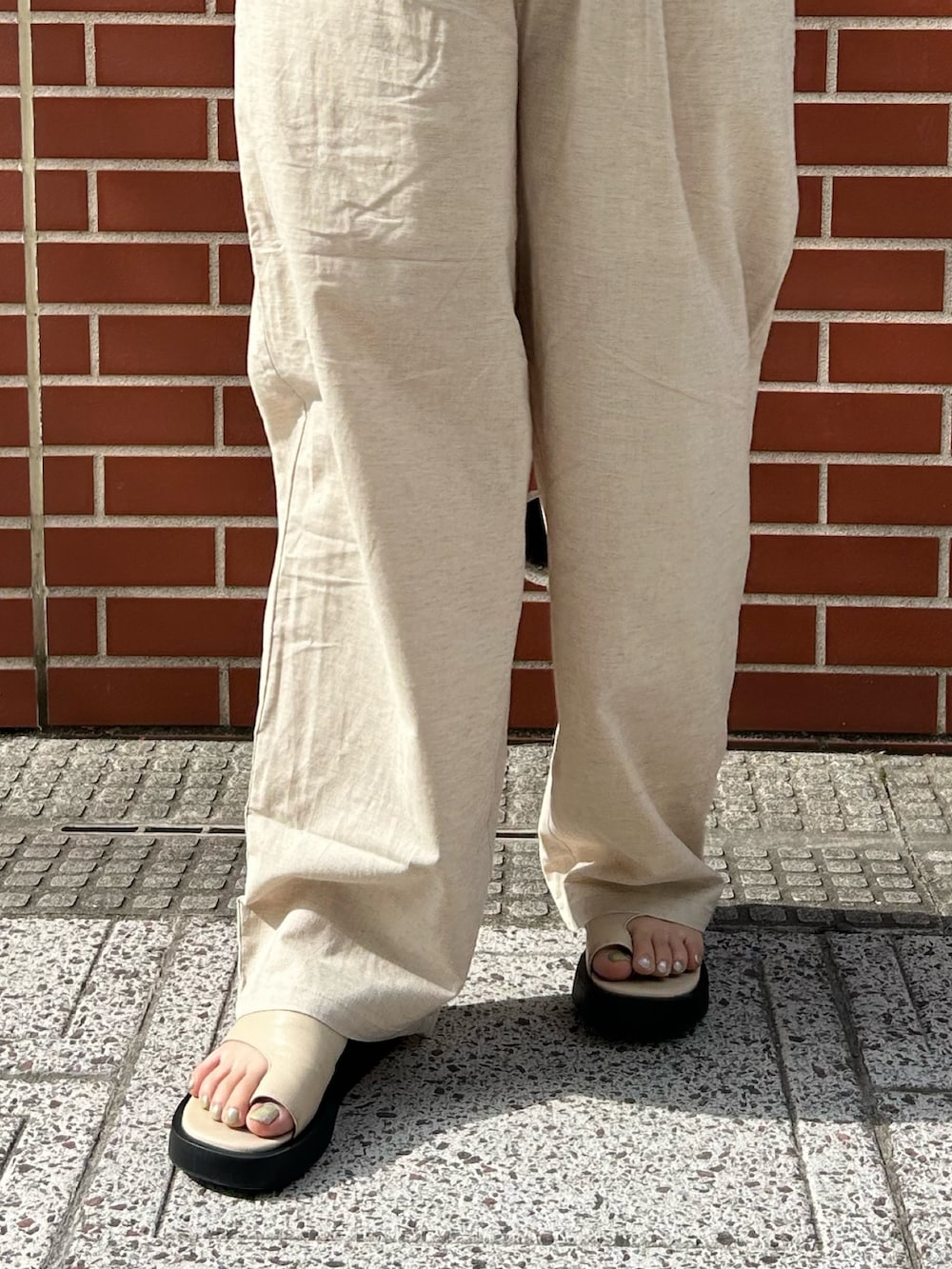 ホワイト系のキャミソール、ホワイト系のその他パンツを着用したレディースの夏コーディネートの4枚目の写真