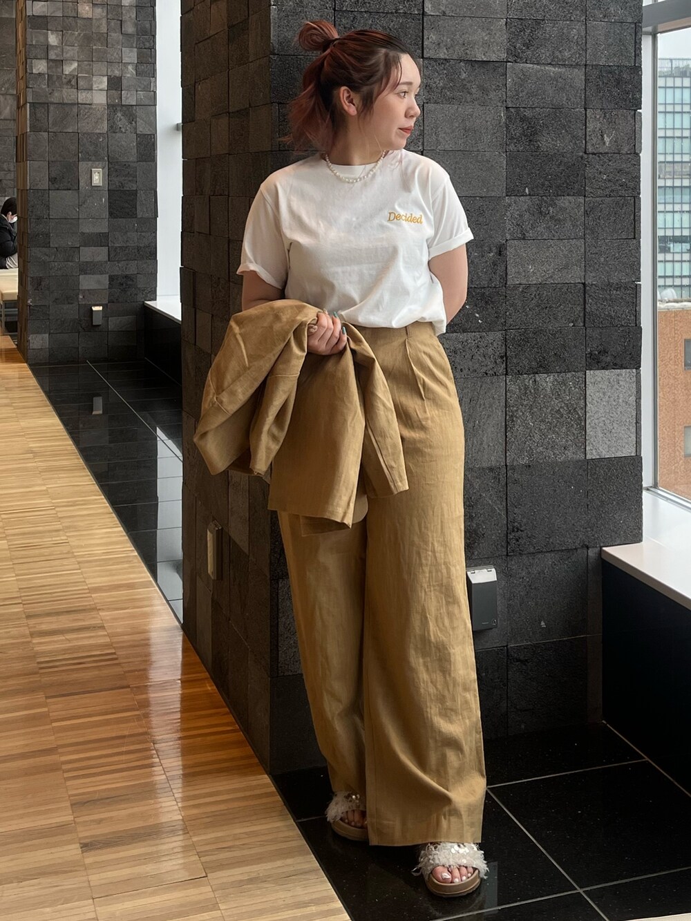 ホワイト系のTシャツ/カットソー、ベージュ系のテーラードジャケット、ベージュ系のその他パンツを着用したレディースの春コーディネートの2枚目の写真