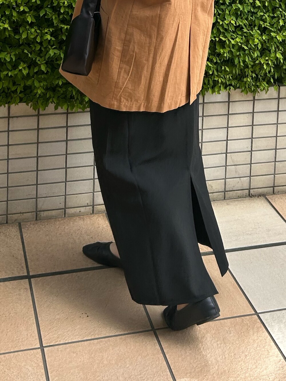 イエロー系のシャツ/ブラウス、ブラック系のハンドバッグ、ブラック系のスカートを着用したレディースの春コーディネートの5枚目の写真