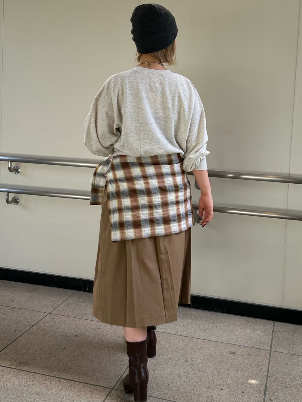 イエロー系のスカート、オレンジ系のシャツ/ブラウス、グレー系のスウェットを着用したレディースの秋コーディネートの3枚目の写真