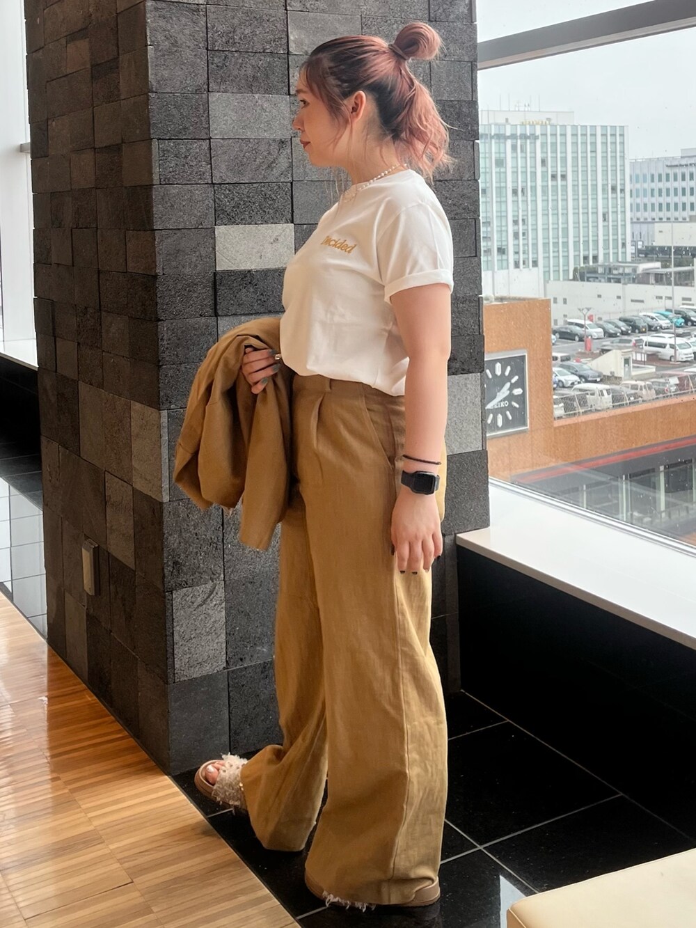 ホワイト系のTシャツ/カットソー、ベージュ系のテーラードジャケット、ベージュ系のその他パンツを着用したレディースの春コーディネートの3枚目の写真