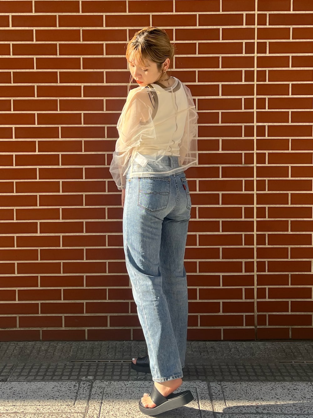 ブルー系のデニムパンツ、ホワイト系のTシャツ/カットソー、ホワイト系のTシャツ/カットソーを着用したレディースの夏コーディネートの4枚目の写真